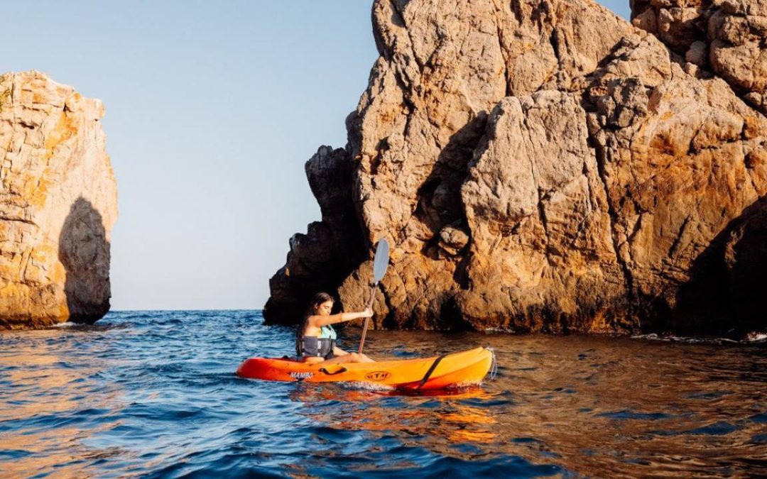 Kayak y Descanso: Aventura en la Costa Cálida