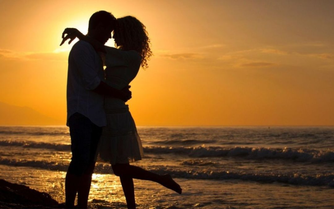 Planes románticos en la Costa Cálida: Escapadas para celebrar el amor